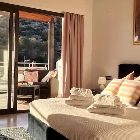 Tranquil Large 6 Bedroom Family Sleeps 20 Near Sitges Villa *
